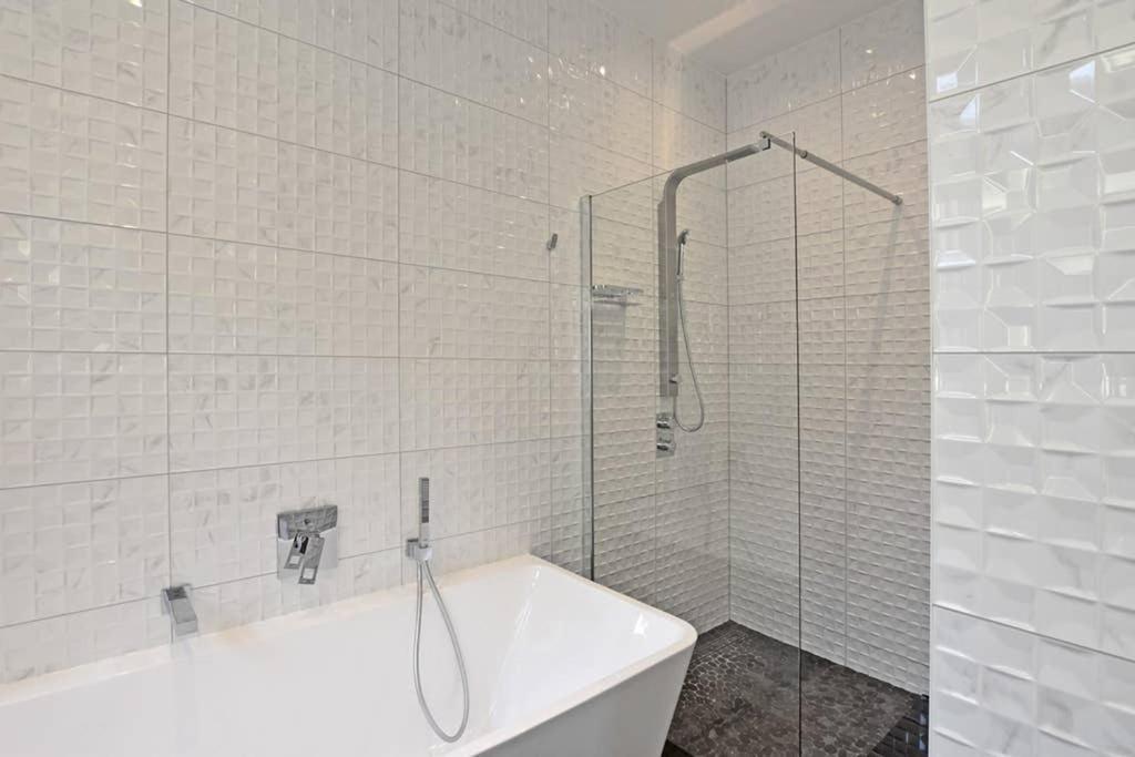 6,5 Luxury Room Apartment - Central Zwickau - 3 Bedrooms - 2 Bathrooms ภายนอก รูปภาพ